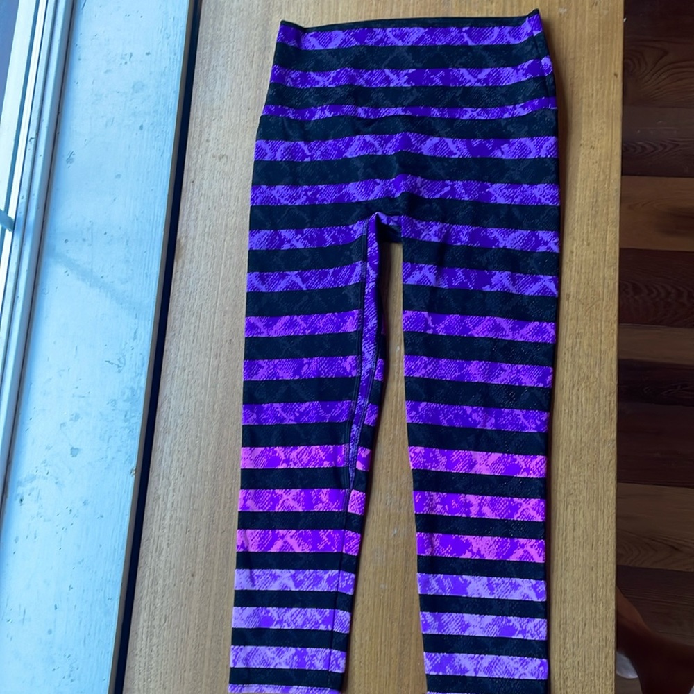 K-DEER crop legging snakeskin purple to pink stripes